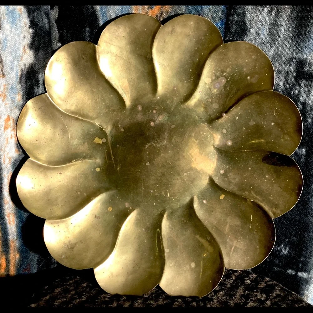 Large Vintage Brass Flower Shaped Charger | Tray Platter | Antiqued Patina - Picture 11 of 12